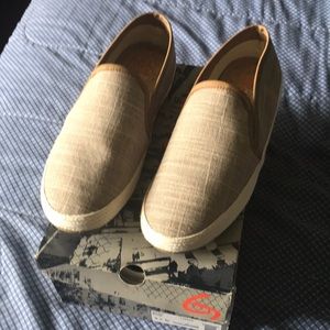 Men slip on sandals.